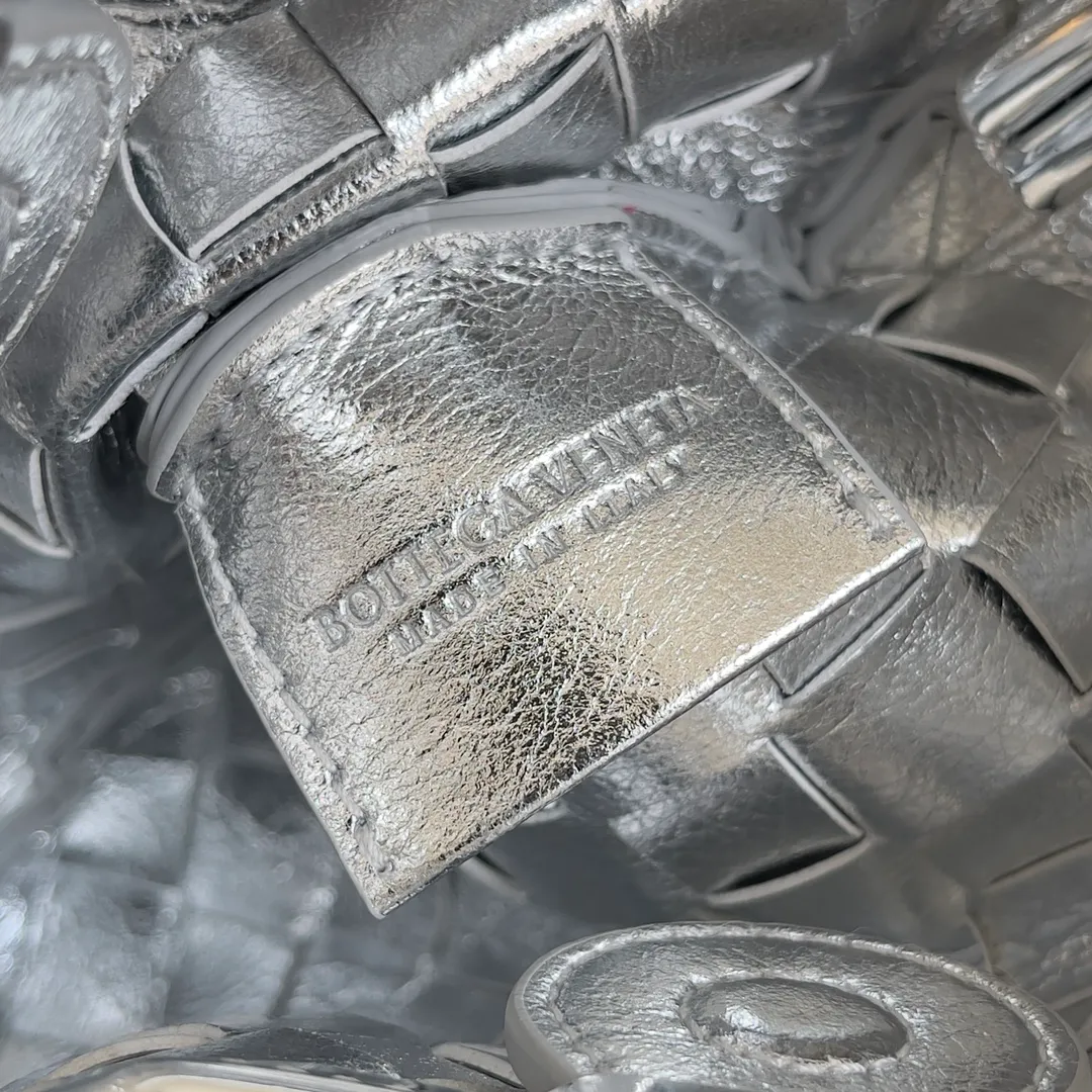 Batch of 1260 BV Mini Sardine is coming‼ ️Super high-end, stainless steel hardware + 24k real gold plating process, fish scales (concave and convex positions) are the finishing touch, the sardine bag that can be carried cross-body is completely beautiful to the heart. The metal element handle and the weaving are perfectly combined to completely integrate the artistic sense and elegance and fashion. It is really like a work of art🏺The large size is elegant, the small size is exquisite and cute, a must-have item for fashionistas, and the details are perfectly reproduced. Style number: 744267 Size 20*12*2.5